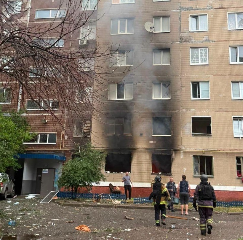 Пожежа у багатоповерховому будинку після обстрілу окупантів