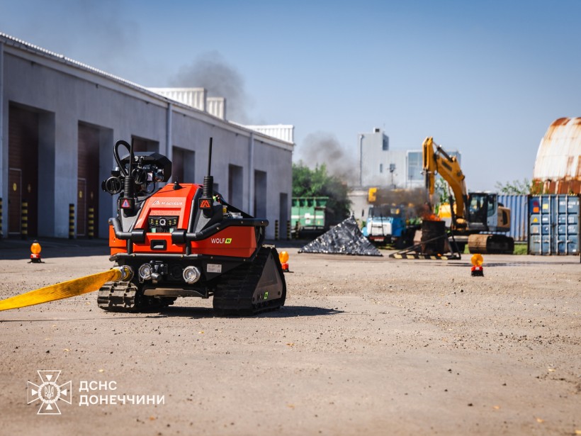Робот Wolf R1. Спеціальна техніка для допомоги рятувальникам у ліквідації пожежі.