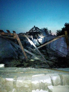 Зруйнована покрівля та балки через російський обстріл.