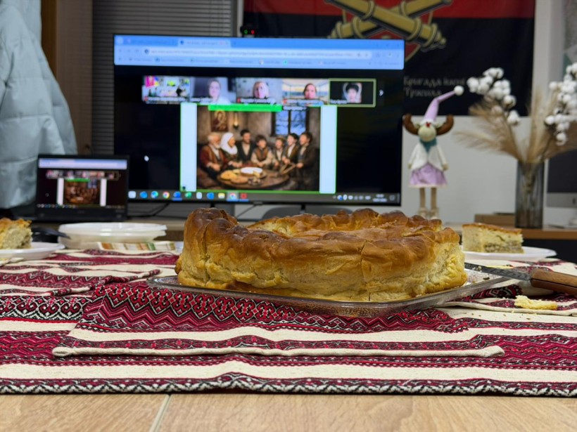 Василопіта на вишитому рушнику, далі - монітор де триває онлайнова зустріч