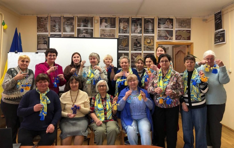 Спільне фото учасників заходу, які тримають поробки в руках