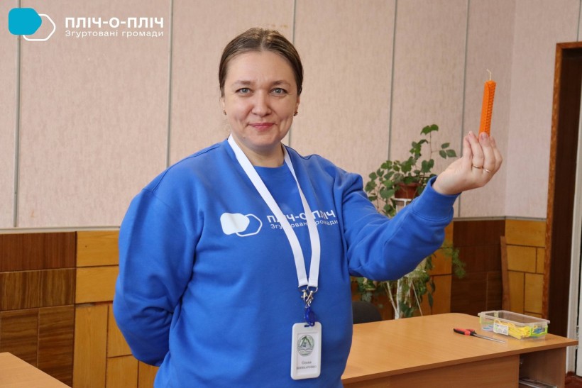 Вчитель тримає виготовлену власноруч Великодню свічку.