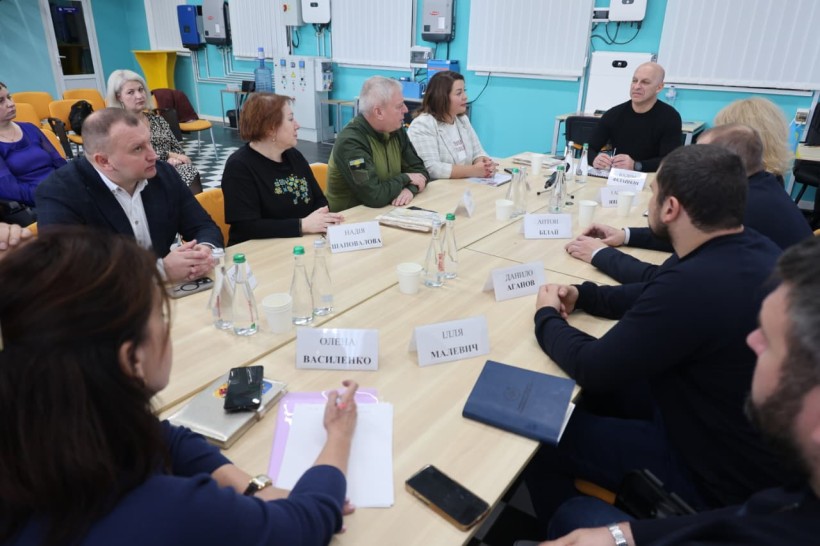 Робоча зустріч, учасники сидять за столом в голові стола Вадим Філашкін.