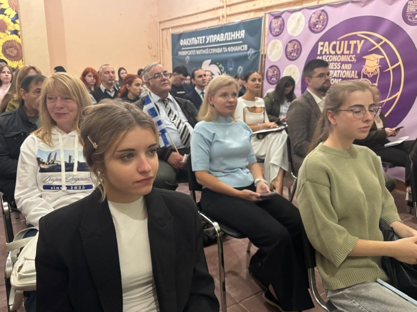 Учасники круглого столу слухають презентацію
