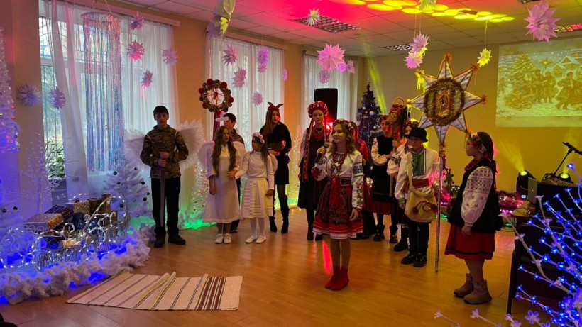 Учасники заходу у святкових костюмах розігрують Різдвяний вертеп.