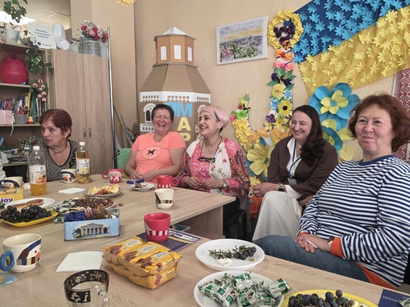 Маріупольчанки взяли участь у заході «Тепло поколінь: повага, турбота, вдячність», на якому цікаво провели час, приємно поспілкувалися, поділилися спогадами та життєвими історіями під час чаювання.