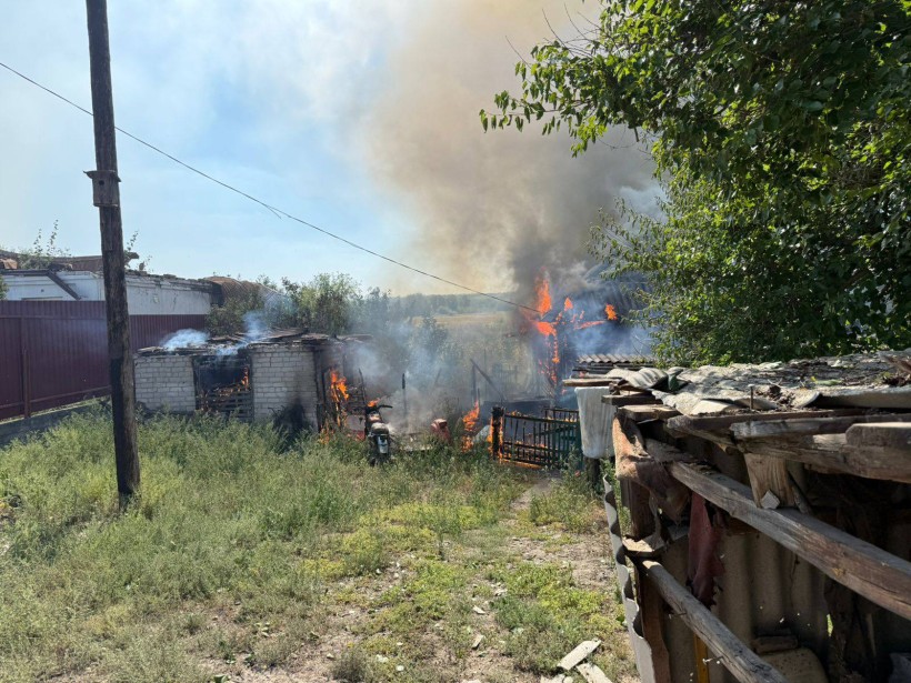 Пожежа на місці зруйнованого окупантами будинку