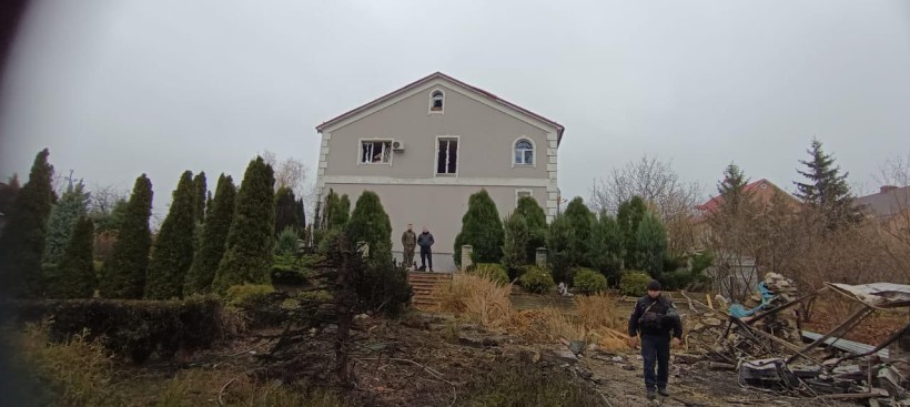 Пошкоджений будинок та сквер поруч після ворожого удару