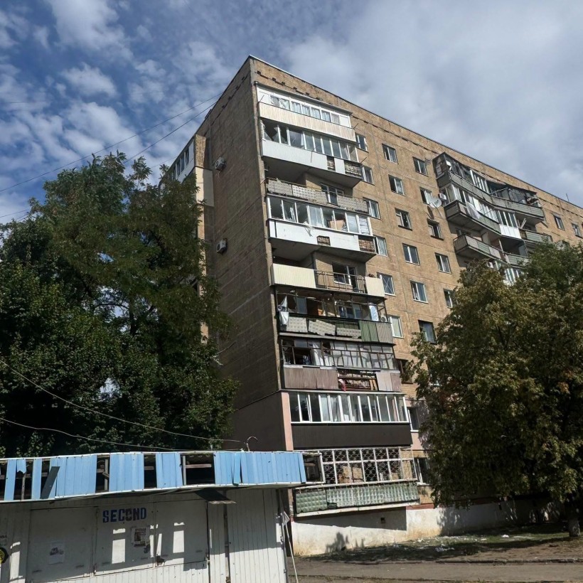Пошкоджений будинок після ворожого обстрілу
