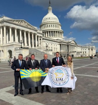 Делегація Донеччини у Вашингтоні тримає прапор області