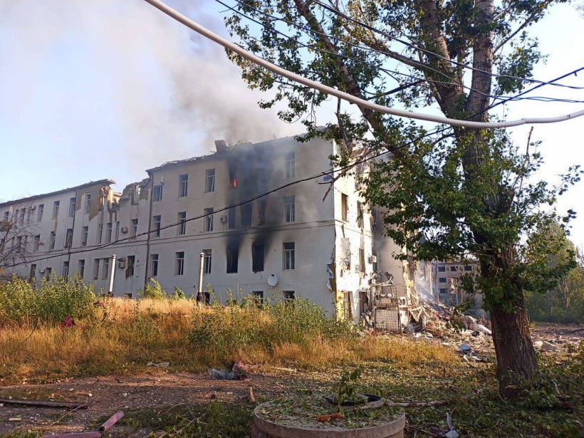 Пошкоджена будівля, де почалась пожежа після ворожого осбтрілу