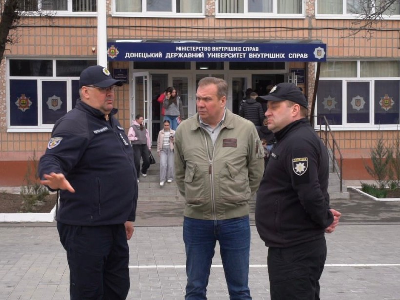 Заступник голови Донецької облдержадміністрації Олександр Шевченко разом із  представниками поліції