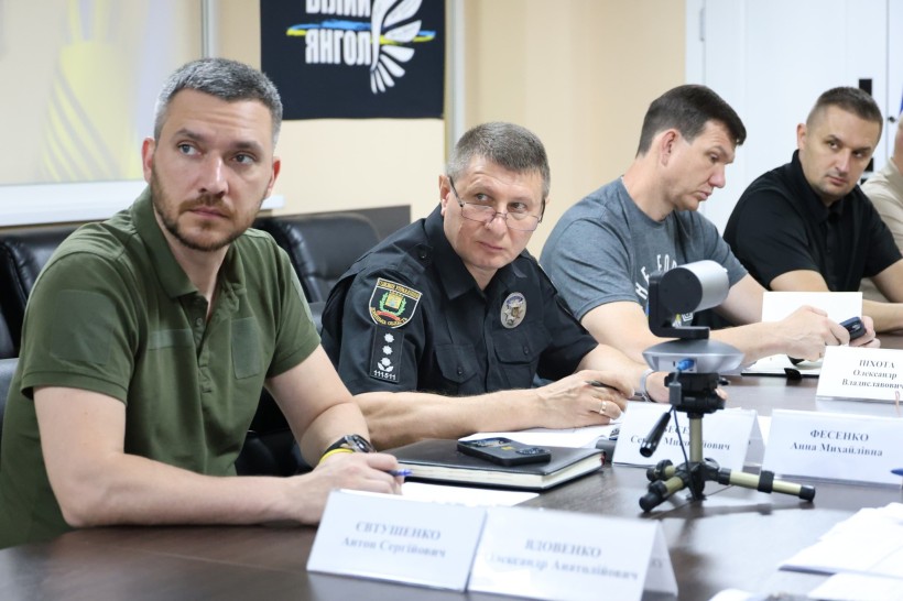 Представники правоохоронних органів та військових на засіданні Ради оборони Донеччини.