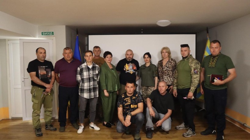 Групове фото ветеранів, представників влади, та членів родин Захисників України Олександрівської територіальної громади