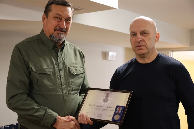 Вадим Філашкін нагороджує Володимира Колосова