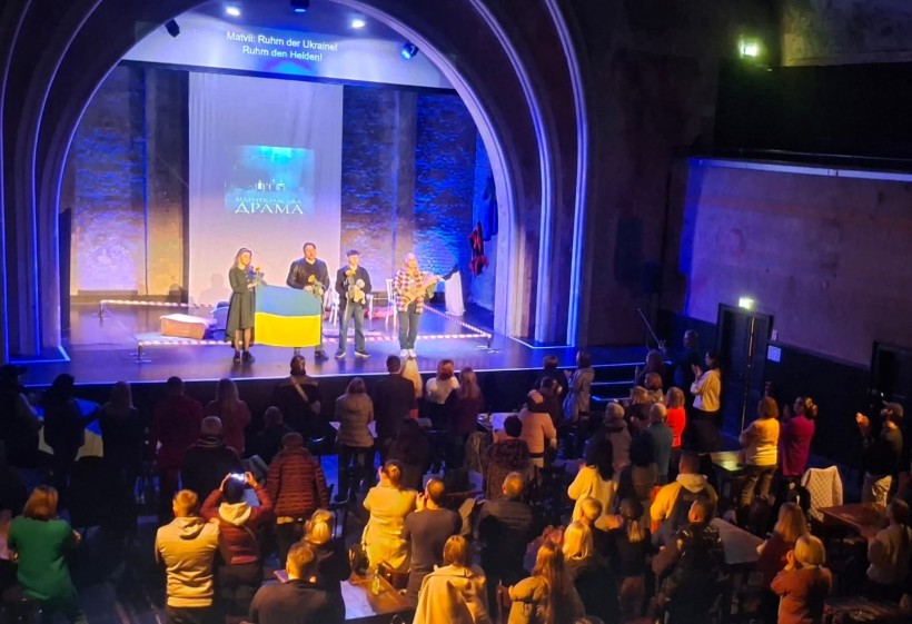 Глядачі аплодували стоячи на фіналі вистави