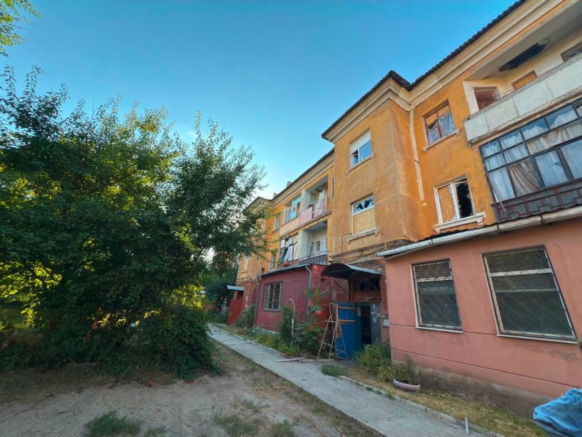 Пошкоджений будинок після ворожого обстрілу
