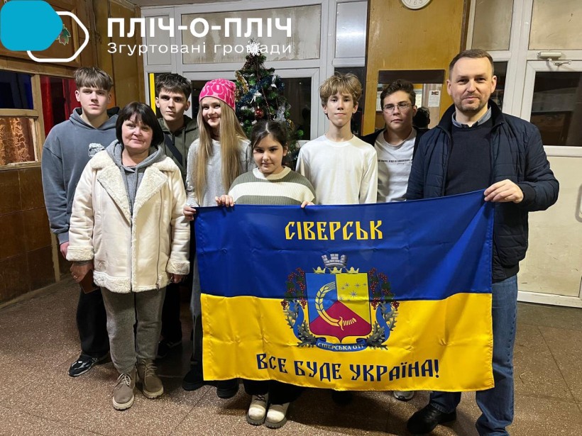 Спільне фото дітей Сіверської громади, які  відвідали Закарпаття. Попереду тримають прапор громади.