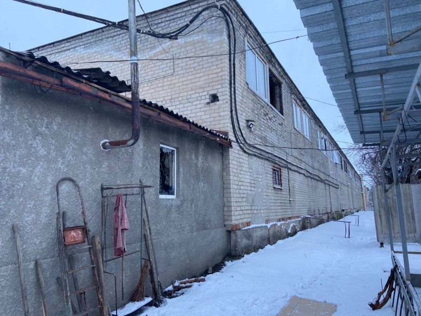 Пошкоджені будинки після ворожого обстрілу