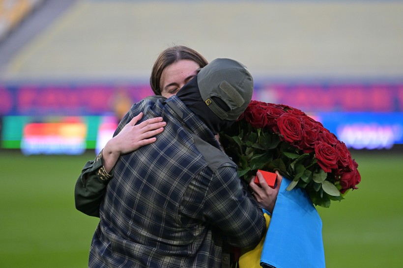 Наречені цілцються на футбольному полі