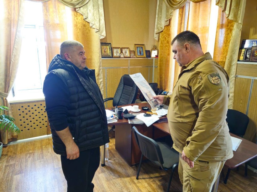 Начальник Авдіївської міської військової адміністрації Євген Удовенко  вручає нагороду