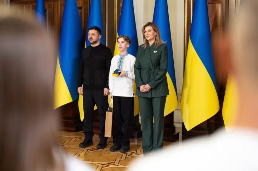 Нікіта Литвин з Володимиром та Оленою Зеленськими під час отримання відзнаки "Майбутнє України"