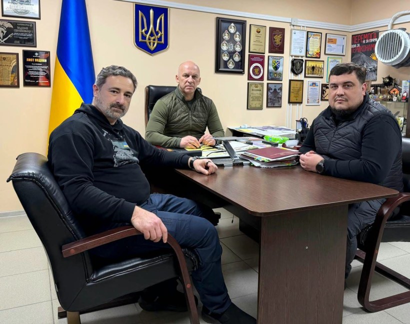 Ігор Смілянський, Вадим Філашкін та Максим Сутковий сидять за столом