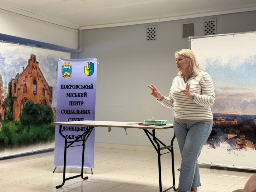 Представниця Центру життєстійкості Покровської громади проводить тренінг з ментального здоров'я