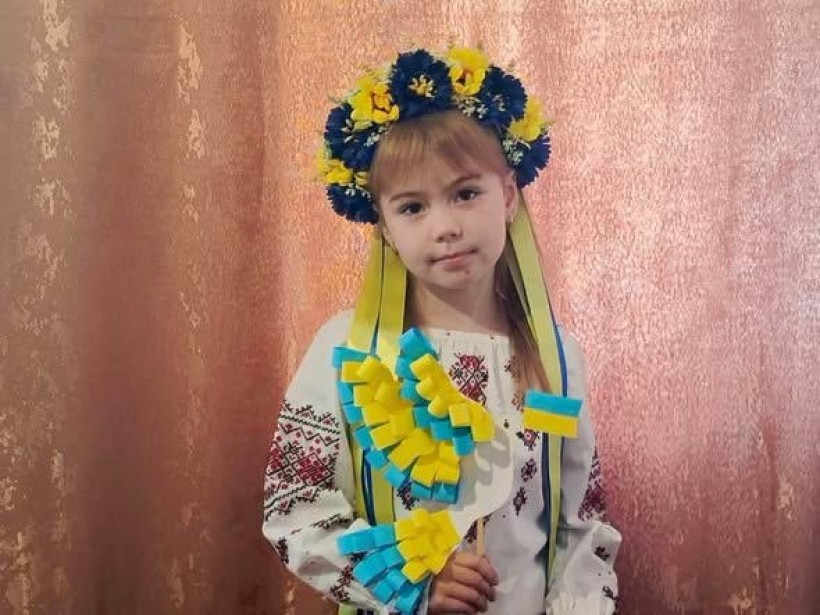 Учасниця акції  у вишиванці та віночку