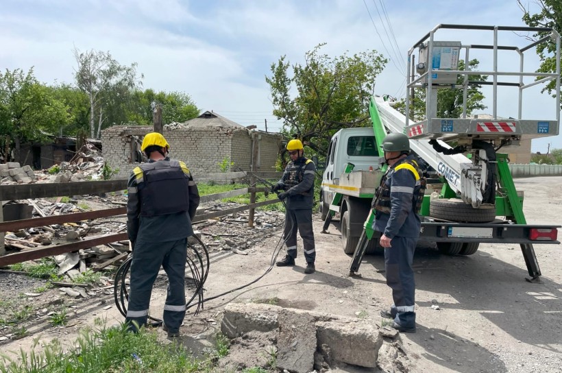 Співробітники ДТЕК ліквідують наслідки пошкоджень електромереж