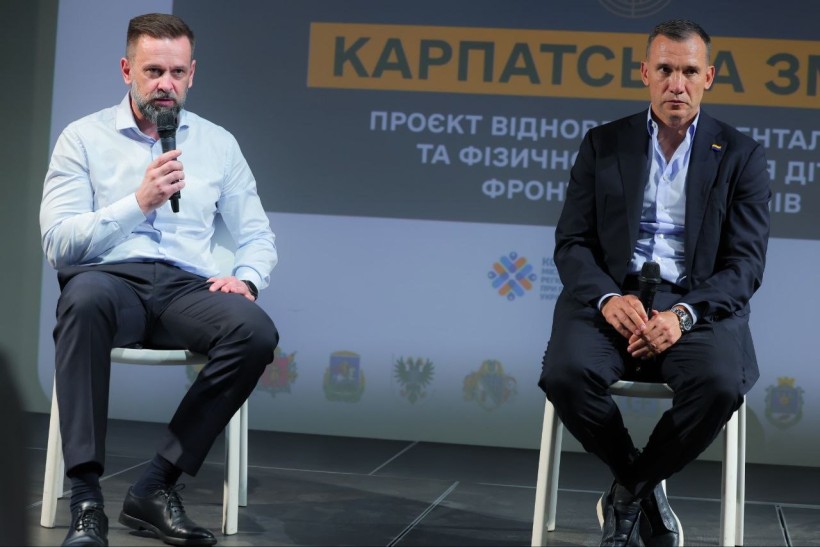 Заступник керівника Офісу Президента Віктор Микита та президент Української асоціації футболу Андрій Шевченко презентують проєкт «Карпатська зміна»