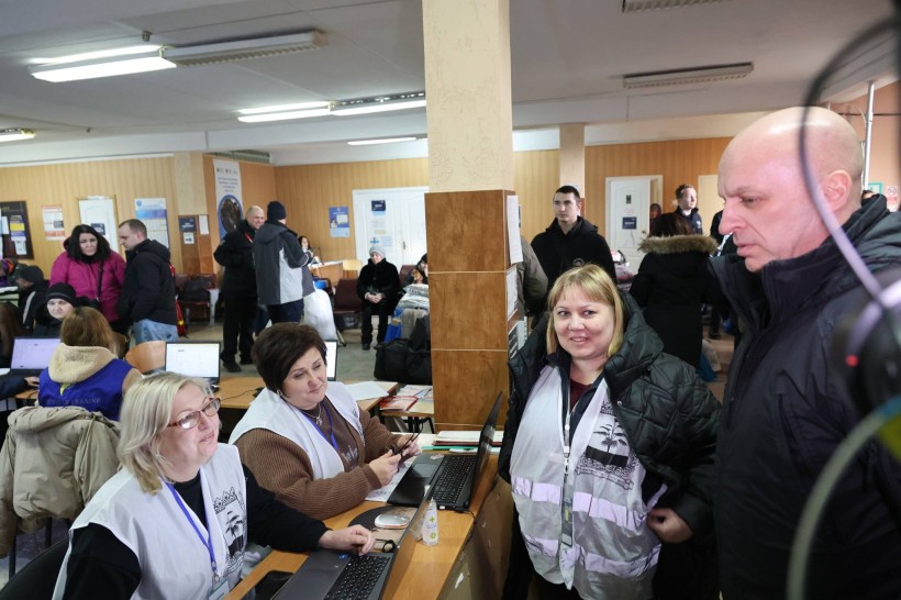 Вадим Філашкін спілкується з волонтерами хабу на Харківщині
