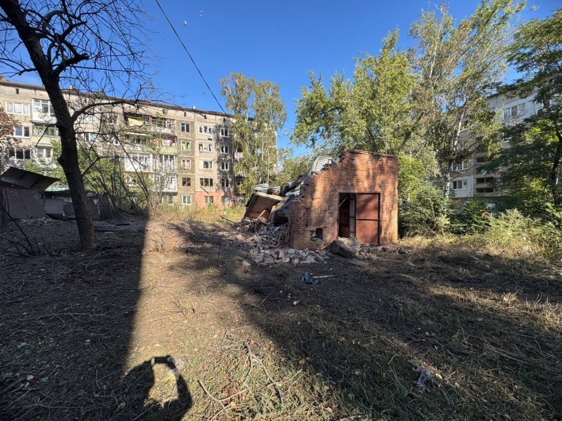 Пошкоджені будинки та зруйнований гараж після ворожого обстрілу