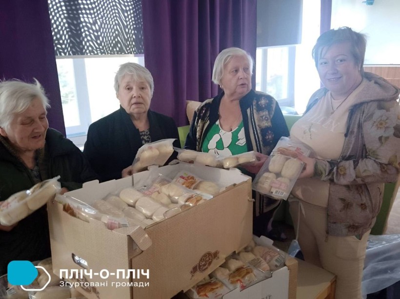 Жінки з Торецького терцентру розбирають хліб, привезений благодійником