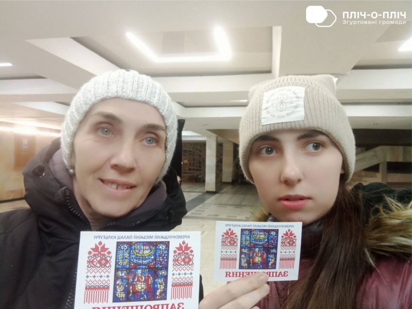 Жінка з донькою тримають квитки на виставу