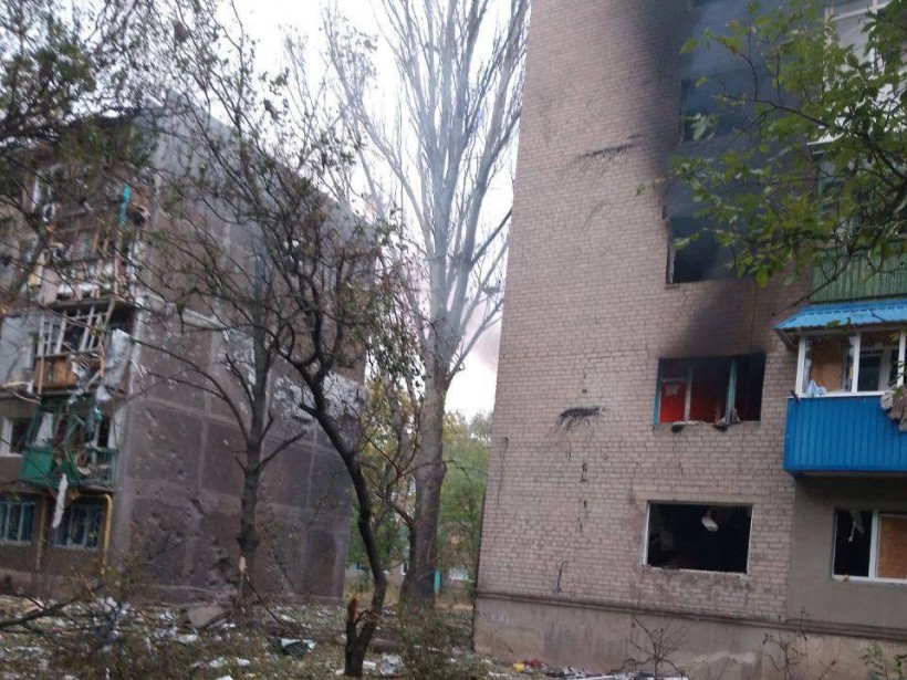 Багатоповерховий будинок після пожежі через ворожий обстріл