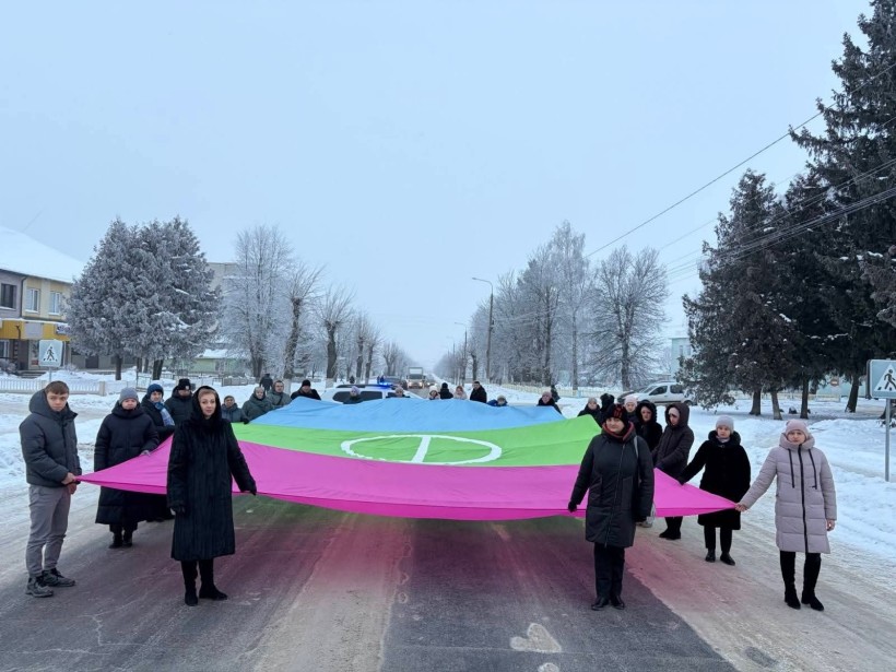 Учні та педагоги Бахмутського центру професійно-технічної освіти створили особливий символ — прапор рідного Бахмута.