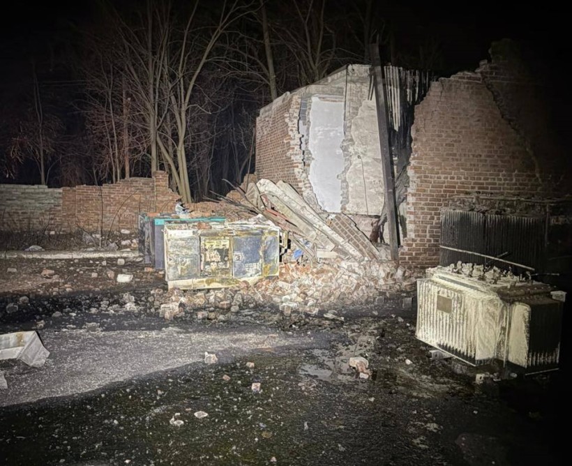 Пошкоджена комунальна техніка та будівлі після ворожого обстрілу