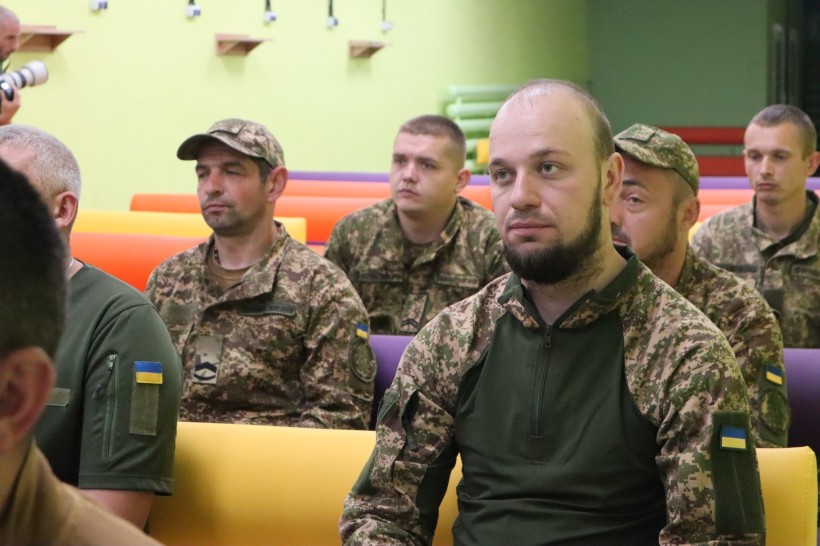 Бійці Національної гвардії спостерігають за церемонією нагородження.