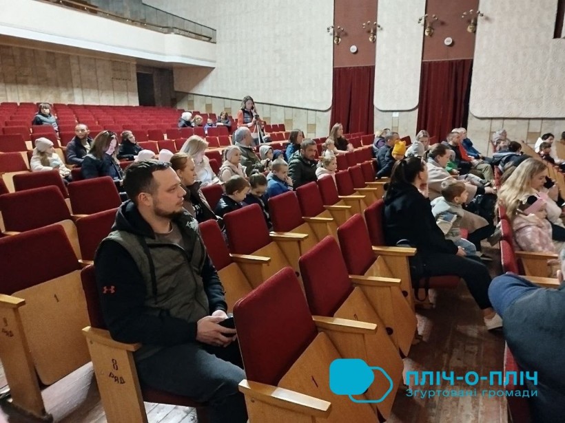 Глядачі у залі чекають на початок вистави.