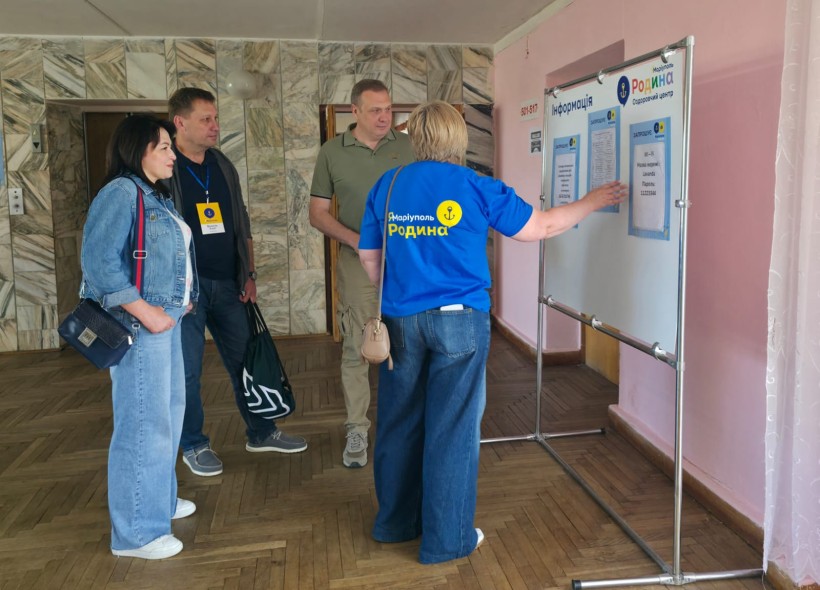 Заступник голови Донецької облдержадміністрації Олександр Шевченко з працівниками центру ЯМаріуполь