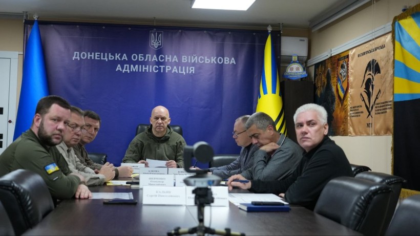 Вадим Філашкін та учасники Ради оборони Донецької області сидять за столом