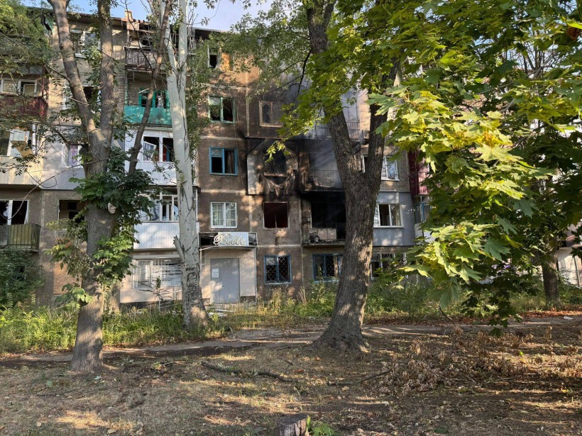 Обгорілі квартири в багатоповерховому житловому будинку після ворожого обстрілу