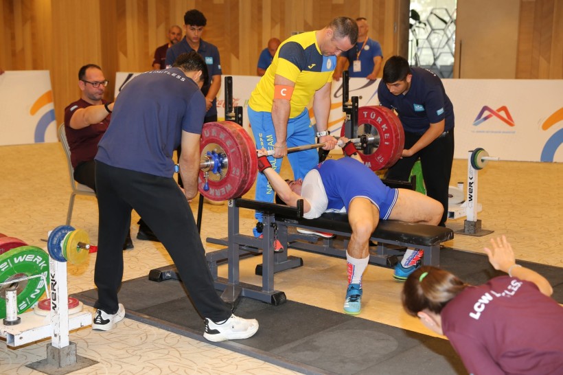 Двічі чемпіон Європи Юрій Романюк виконує вправу жим лежачи