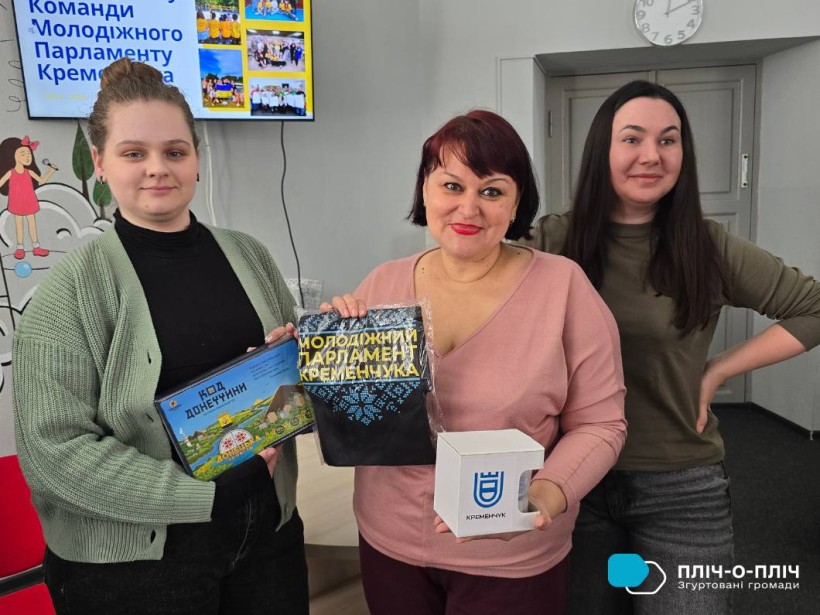 Представниці громади тримають сувенірну продукцію Донеччини.