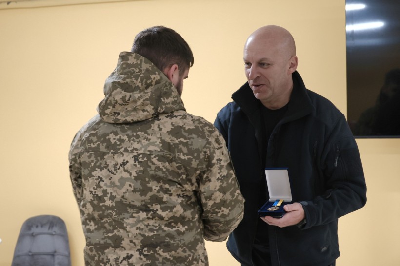 Вадим Філашкін нагороджує бійця