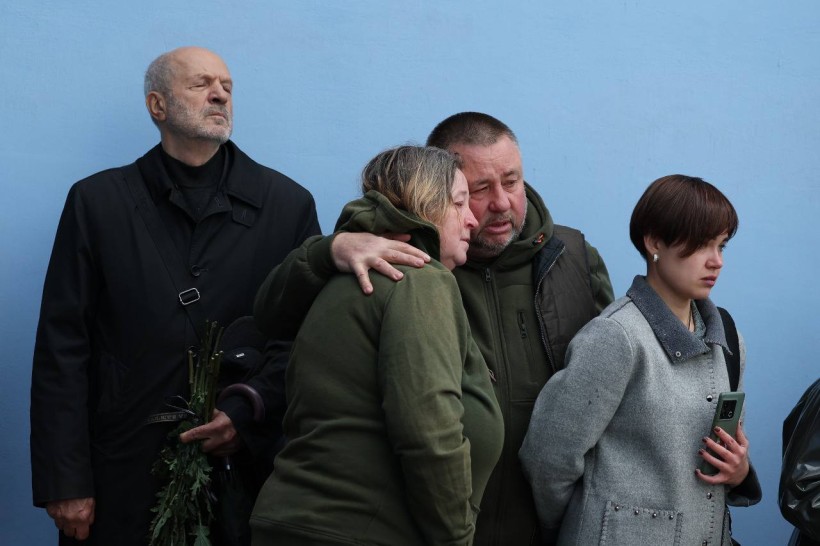 Рідні загиблих втішають один одного