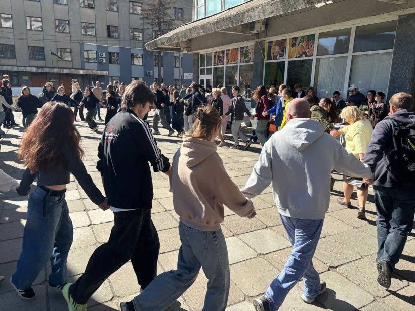 Діти та освітяни Донеччини під час заходу, що присвячений українським захисникам