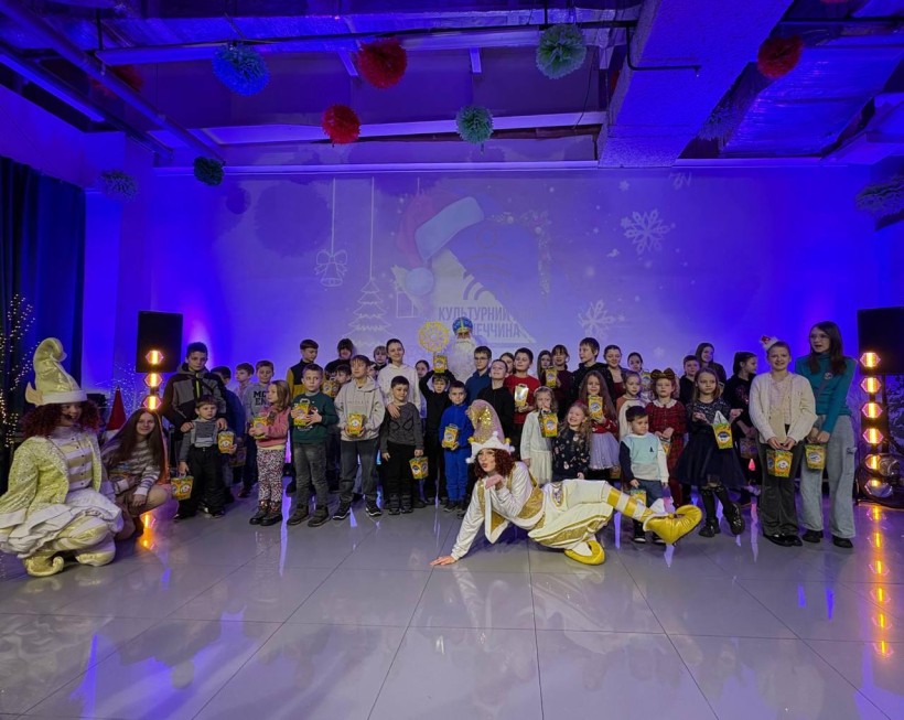 Діти грають в ігровій програмі з костюмованими аніматорами та отримують подарунки