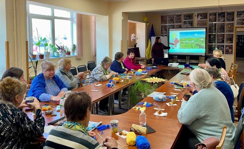 Учасники майстер-класу переглядають краєвиди Донеччини
